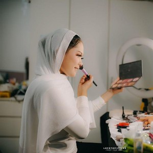 Makeup Artist Viral Dandan Sendiri di Hari Pernikahan, Hasilnya Bikin Takjub Makeup Artist Viral Dandan Sendiri di Hari Pernikahan, Hasilnya Bikin Takjub