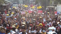 Diketahui, para demonstran antikudeta kembali turun ke jalan-jalan di Myanmar pada hari Senin (8/3), menyusul seruan serikat pekerja untuk mogok massal agar ekonomi terhenti.