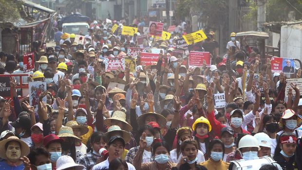 Aksi tolak kudeta militer masih berlangsung di Myanmar. Para demonstran antikudeta pun kembali turun ke jalan menyusul seruan serikat pekerja untuk mogok massal
