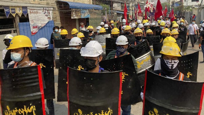 Aksi tolak kudeta militer masih berlangsung di Myanmar. Para demonstran antikudeta pun kembali turun ke jalan menyusul seruan serikat pekerja untuk mogok massal