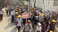 Para polisi dan militer menanggapi demonstrasi dengan melakukan tindakan keras yang kian brutal, dengan lebih dari 50 orang tewas dan hampir 1.800 orang ditangkap.