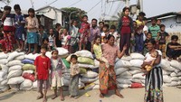 Terlepas dari risiko penahanan hingga pembunuhan, para demonstran tetap memadati beberapa bagian ibu kota komersial Yangon, kota terbesar kedua Mandalay dan kota-kota lain di seluruh negeri.