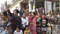  Demonstrasi yang terjadi pada Senin (8/3) dilakukan menyusul seruan oleh serikat pekerja untuk mogok massal agar ekonomi terhenti. Serikat pekerja berusaha memperluas dampak dari Gerakan Pembangkangan Sipil yang sedang berlangsung. Gerakan yang mendesak pegawai negeri untuk mogok kerja di bawah kekuasaan militer, kini menimbulkan ancaman bagi perekonomian negara. Dampaknya sudah terasa di setiap tingkat infrastruktur nasional, dengan tutupnya rumah sakit, kantor kementerian yang kosong, dan bank-bank tidak dapat beroperasi.