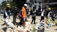 Di tengah perlawanan terhadap junta militer Myanmar yang terus dilakukan oleh para demonstran antikudeta, terselip siasat unik dari para demonstran dalam upaya mengusir pasukan keamanan yang hendak mengamankan demonstrasi.