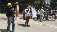 Diketahui warga Myanmar memasang deretan pakaian dalam wanita layaknya jemuran di sepanjang jalan untuk mengusir pasukan keamanan. Dilansir dari The Star, Minggu (7/3/2021), meski aksi itu sebenarnya dianggap hanya mitos, namun tampaknya aksi warga berhasil menghentikan langkah pasukan keamanan saat mereka bergerak memadamkan pemberontakan melawan junta militer Myanmar.