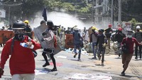 Beberapa waktu ke belakang, pasukan keamanan menggunakan gas air mata, granat kejut, peluru karet, dan terkadang bahkan peluru tajam untuk menghentikan gerakan pembangkang sipil (CDM) yang muncul. Untuk menghalau tekanan tersebut, para warga Myanmar menggunakan tradisi lama yakni dengan menggantung pakaian dalam wanita dan rok panjang -atau longyis- di tali jemuran di seberang jalan. Bagian bawah wanita dan pakaian yang menutupinya konon dapat menguras tenaga laki-laki yang dikenal sebagai hpone.