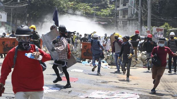 Aksi tolak kudeta militer masih berlangsung di Myanmar. Para demonstran antikudeta pun kembali turun ke jalan menyusul seruan serikat pekerja untuk mogok massal