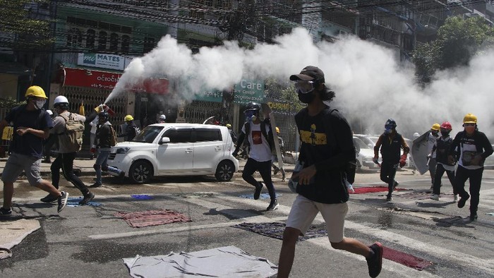 Aksi tolak kudeta militer masih berlangsung di Myanmar. Para demonstran antikudeta pun kembali turun ke jalan menyusul seruan serikat pekerja untuk mogok massal