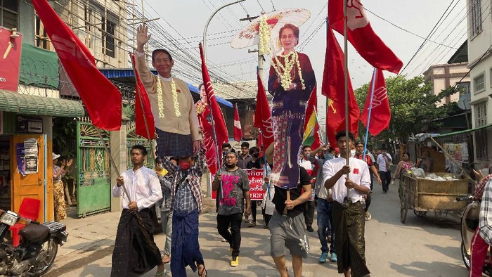 Myanmar Masih Panas, Demonstran Antikudeta Kembali Turun ke Jalan Aksi tolak kudeta militer masih berlangsung di Myanmar. Para demonstran antikudeta pun kembali turun ke jalan menyusul seruan serikat pekerja untuk mogok massal