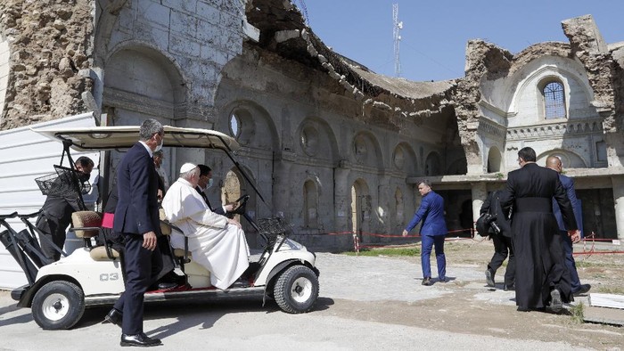 Paus Fransiskus Kunjungi Irak Pope Francis arrives on the popemobile to celebrate mass at the Franso Hariri Stadium in Irbil, Kurdistan Region of Iraq, Sunday, March 7, 2021. The Vatican and the pope have frequently insisted on the need to preserve Iraq's ancient Christian communities and create the security, economic and social conditions for those who have left to return.(AP Photo/Andrew Medichini)