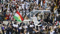 Kota ini diambil alih oleh ISIS dari tahun 2014 hingga 2017. Saat itu, terdapat banyak gereja dan masjid kuno yang hancur selama pertempuran berdarah oleh pasukan Irak dan koalisi militer internasional untuk mengusir pasukan ISIS. AP Photo/Andrew Medichini
