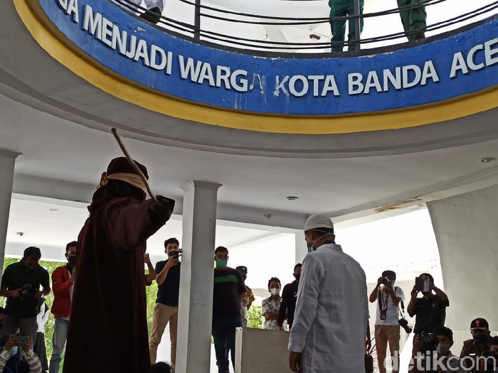Pelaku mesum di Aceh dihukum cambuk 18 kali (Agus Setyadi/detikcom)