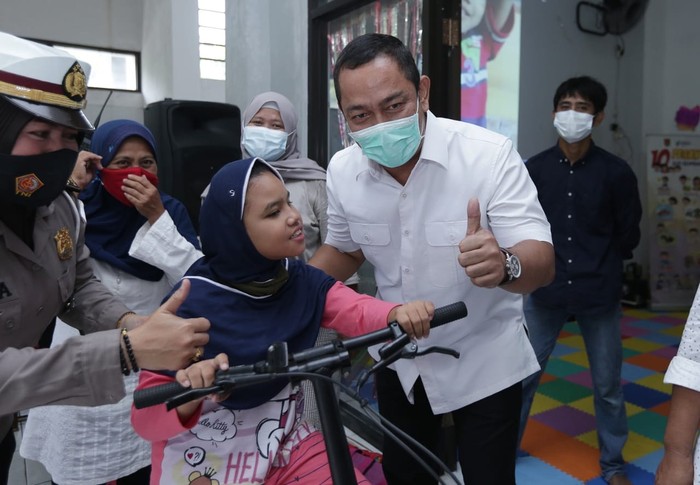 Pemkot Semarang Hendrar Prihadi menyerahkan bantuan alat fisioterapi untuk anak difabel.