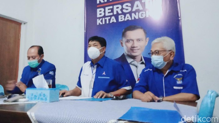 Pengurus DPC Partai Demokrat Klaten memberikan keterangan kepada wartawan, Senin (8/3/2021).