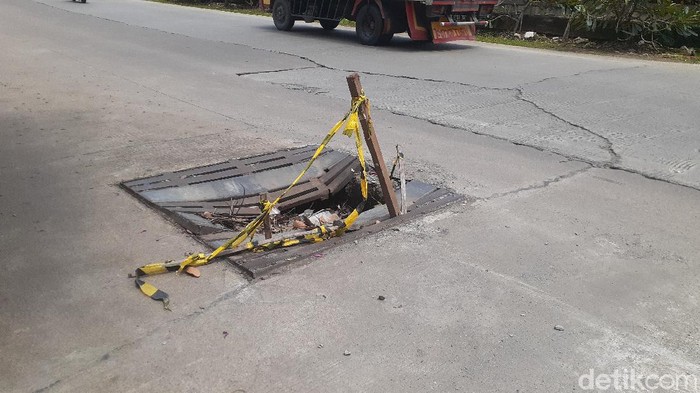 Penutup gorong-gorong di depan area parkir Grand Metropolitan Mall, 8 Maret 2021. (Afzal Nur Iman/detikcom)