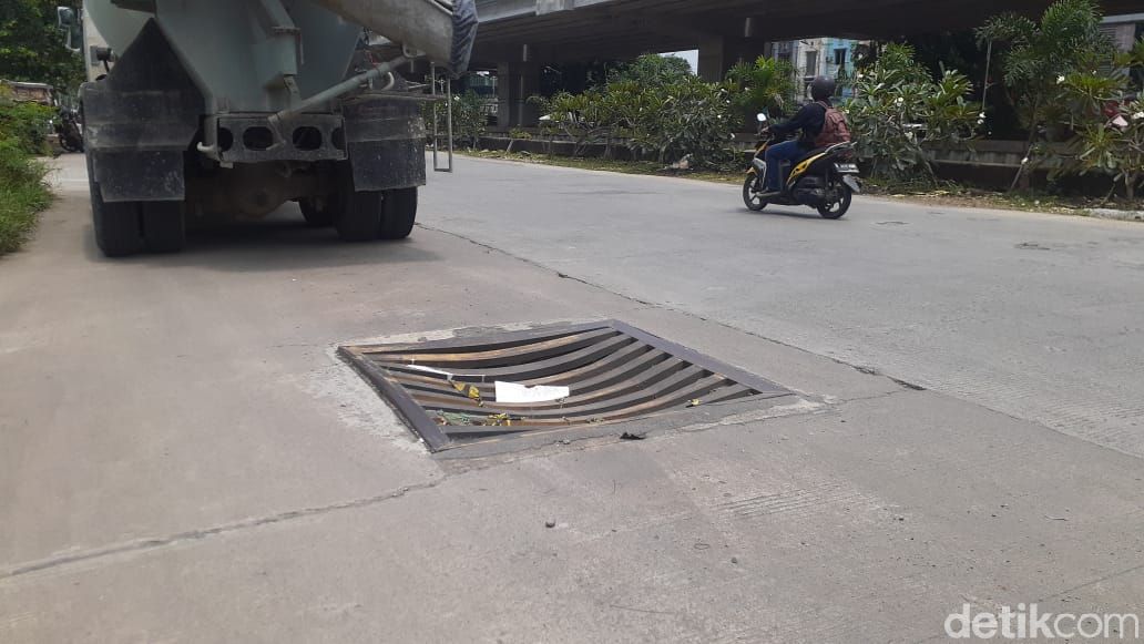 Penutup gorong-gorong di depan area parkir Grand Metropolitan Mall, 8 Maret 2021. (Afzal Nur Iman/detikcom)