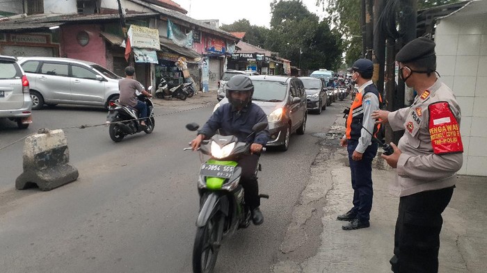 Petugas mengatur lalu lintas di Jalan Moh Kahfi I yang sering macet.