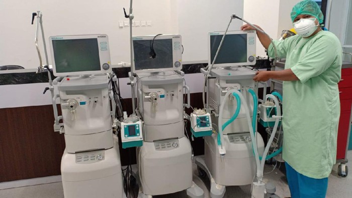 Petugas RSUD Pandega Pangandaran memerlihatkan alat kesehatan.