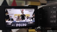 Kami akan merilis, memang kita ketahui bersama agak sedikit ramai di media konvensional tentang mafia tanah, juga ada beberapa artikel pemberitaan di media sosial maupun media konvensional yang isinya bahwa adanya penyidik Polda Metro Jaya yang mem-back up aksi mafia tanah, kemudian ada juga bersekongkol dengan sindikat-sindikat, kemudian juga penanganan atau penangkapan ahli waris inisial D yang jadi tersangka tanpa pemeriksaan terlebih dahulu dan diatur mafia tanah, itu yang beredar, kata Kabid Humas Polda Metro Jaya Kombes Yusri Yunus kepada wartawan di Polda Metro Jaya, Jakarta, Senin (8/3/2021).