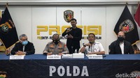 Dalam kesempatan yang sama, Direktur Reskrimum Polda Metro Jaya Kombes Tubagus Ade Hidayat meluruskan tudingan Polda Metro bekingi mafia tanah. Tubagus menegaskan bahwa pihaknya adalah melakukan penyidikan terkait adanya laporan polisi, bukan membekingi.