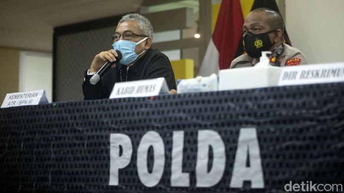 Polda Metro Klarifikasi Terkait Bekingi Mafia Tanah Polda Metro Jaya mengklarifikasi terkait tudingan adanya salah satu subdirektorat yang membekingi mafia tanah. Polda Metro Jaya menegaskan menyidik perkara itu secara profesional.