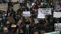 Kawasan Ibu Kota Ekuador, Quito, ramai oleh para wanita yang turun ke jalan untuk melakukan aksi memperingati International Womens Day pada akhir pekan lalu. AP Photo/Dolores Ochoa.