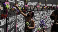 Pagar pembatas tersebut bertuliskan nama-nama perempuan yang dibunuh maupun dihilangkan. AP Photo/Eduardo Verdugo.