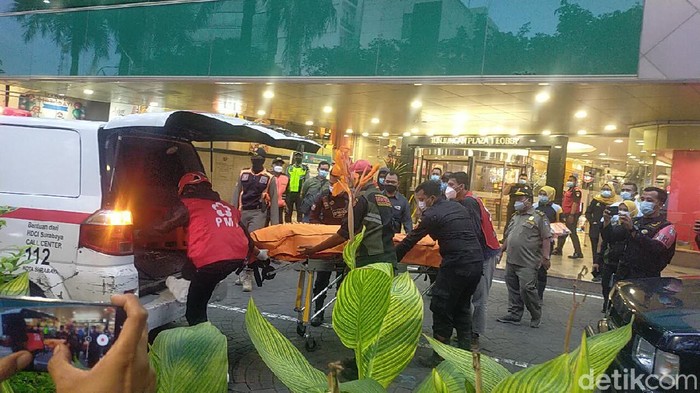 Seorang pria tewas terjatuh dari lantai 2 ke lantai LG di Tunjungan Plaza (TP) 1. Jenazah korban kini sudah dievakuasi menggunakan mobil PMI Surabaya.