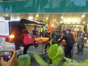 Pria yang Tewas Terjatuh di Tunjungan Plaza Dievakuasi