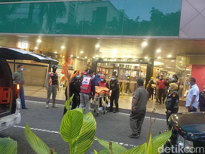 Seorang pria tewas terjatuh dari lantai 2 ke lantai LG di Tunjungan Plaza (TP) 1. Identitas korban belum diketahui.