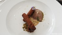 Sisi heritage yang diusung Sidewalk ini tak hanya dari eksteriornya saja yang dibuat utuh sejak zaman dulu tapi juga dari menu yang dihidangkan.