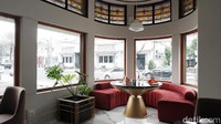 Yang membuat restoran ini berbeda dengan yang lainnya dilihat dari design interiornya yang mengusung gaya Art Deco Modern. Terlihat kaca-kaca jendela bagian atas masih berupa warna-warni dengan ornamen yang menarik.