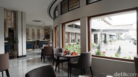 Bangunan ini dulu digunakan di zaman kolonial Belanda sebagai hotel dan tempat jamuan makanan khas Belanda, sampai saat ini bentuknya dipertahankan sebagai bangunan heritage.