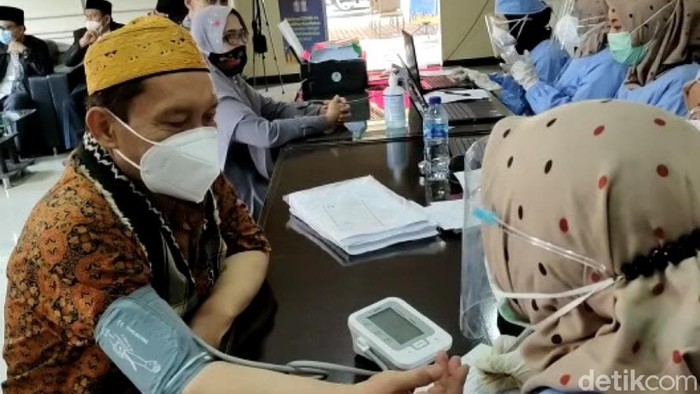 Ribuan ulama dan imam masjid di Cianjur menjalani vaksinasi Corona