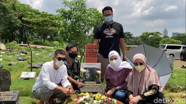 teman ziarah ke makam rina gunawan