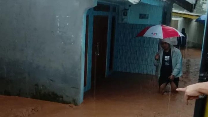 Rumah di kawasan Padasuka Sumedang terendam banjir