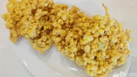 Makan masakan khas Manado kurang lengkap tanpa menu pelengkap perkedel jagung. Perkedel jagung di sini disajikan dengan jagung yang melimpah ruah. Foto: detikcom/Riska Fitria
