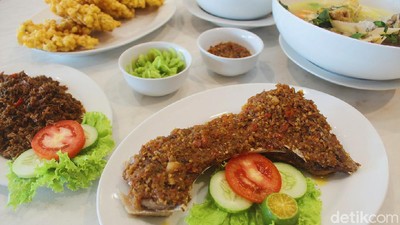 Sedapnya Rahang Tuna Bakar Berlimpah Sambal di Rumarica