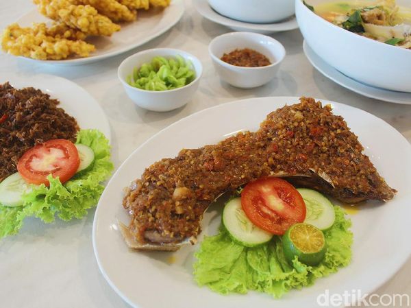 Sedapnya Rahang Tuna Bakar Berlimpah Sambal di Rumarica