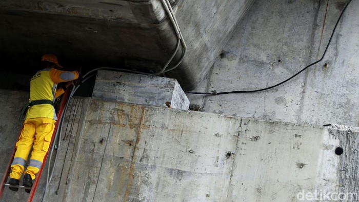 Saat Petugas Perbaiki Kabel Listrik Penerangan Jalan Petugas melakukan perawatan jarngan kabel listrik penerangan jalan di jalur busway. Perawatan itu dilakukan untuk berikan rasa aman bagi armada TransJakarta.