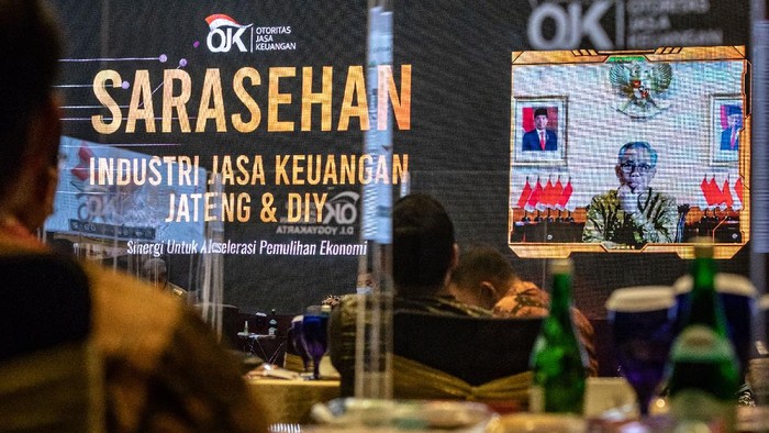 SARASEHAN INDUSTRI JASA KEUANGAN DI JAWA TENGAH Ketua Dewan Komisioner Otoritas Jasa Keuangan (OJK) Wimboh Santoso (kanan) secara daring menyaksikan Gubernur Jawa Tengah Ganjar Pranowo (tengah) memberikan pemaparan bersama Kepala OJK Regional 3 Jawa Tengah & DIY Aman Santosa (kiri), dan Wakil Ketua Komisi XI DPR RI Fathab Subchi (kedua kanan) saat menjadi narasumber dalam Sarasehan Industri Jasa keuangan Jateng & DIY, di Semarang, Jawa Tengah, Senin (8/3/2021). Sarasehan yang digelar secara Hybrid (langsung dan daring) itu mengangkat tema Sinergi Untuk Akselerasi Pemulihan Ekonomi Jawa Tengah 2021. ANTARA FOTO/Aji Styawan/foc.