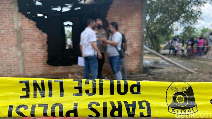 Satu unit rumah di Pekanbaru terkabar dan mengakibatkan seorang balita tewas (Raja Adil/detikcom)
