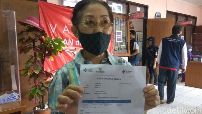 Seorang lansia di Cimahi telah menjalani vaksinasi COVID-19.