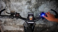 Sepeda ini juga memiliki teknologi yang canggih seperti menghidupkan mesin dengan Finger Print.