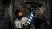 Seorang pelajar, Taufiqul Rahman (19) melakukan perawatan sepeda listrik buatannya di Sariwates, Bandung, Jawa Barat, Senin (8/3/2021).