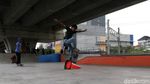 Antusias Anak Muda Solo Main Skateboard di Kolong Flyover Purwosari