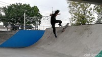 Sejumlah warga pun berdatangan ke arena skate park tersebut untuk bermain skateboard di hari pertama mulai dibuka untuk publik.