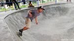 Antusias Anak Muda Solo Main Skateboard di Kolong Flyover Purwosari