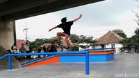 Sejumlah anggota komunitas skateboard di Soloraya bermain skateboard di area skate park yang berada di bawah Flyover Purwosari, Solo, Jawa Tengah, Senin (8/3/2021).