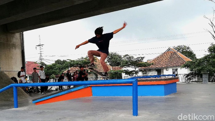 Skate Park di Kolong Flyover Purwosari Solo Mulai Dibuka Hari Ini Skate park yang berada di bawah Flyover Purwosari, Solo, mulai dibuka untuk publik hari ini. Area itu pun tampak ramai oleh anak muda yang bermain skateboard.